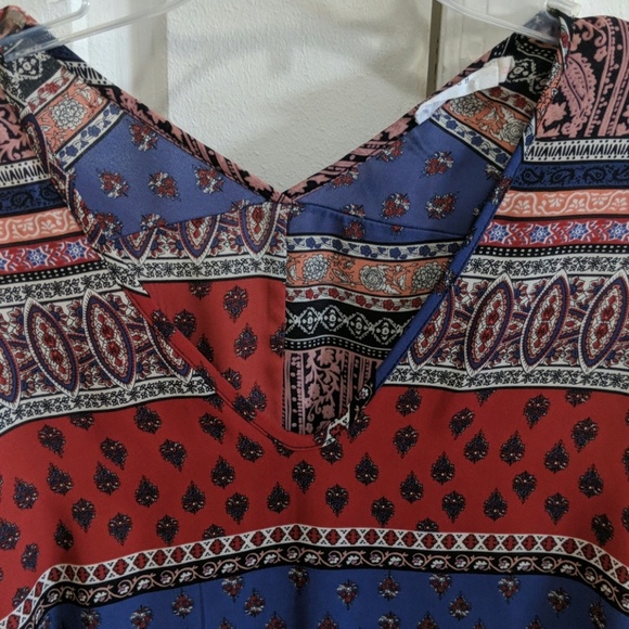 Mixed pattern V-neck top - Picture 2 of 6